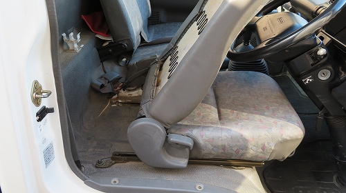 いすゞエルフのシートとフロアを剥がして車内掃除 Diyカーメンテナンス